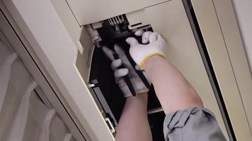 官能的な下着姿で男たちを惑わせる淫乱ミセスの妖艶ランジェリー性交　三浦恵理子
